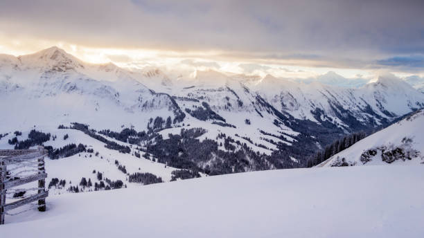 morgensonne über eine fantastische berglandschaft zu durchbrechen - monch sun snow european alps stock-fotos und bilder