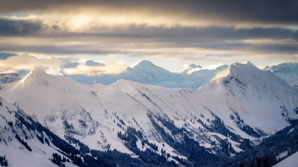 morgensonne über eine fantastische berglandschaft zu durchbrechen - monch sun snow european alps stock-fotos und bilder