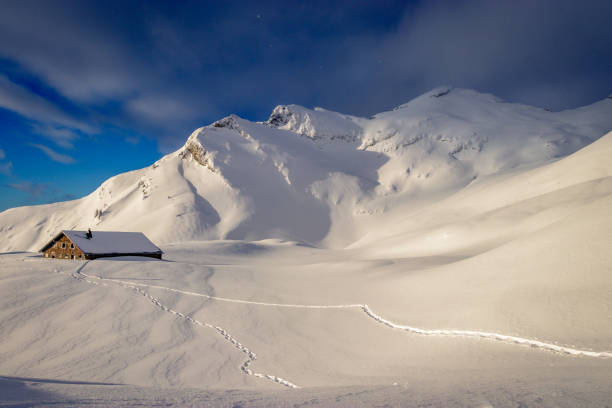 am frühen morgensonne über einen fantastischen berg durchbrechen - monch sun snow european alps stock-fotos und bilder