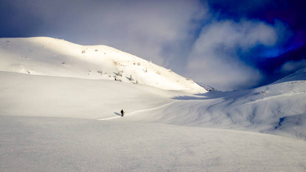 morgensonne über eine fantastische berglandschaft zu durchbrechen - monch sun snow european alps stock-fotos und bilder