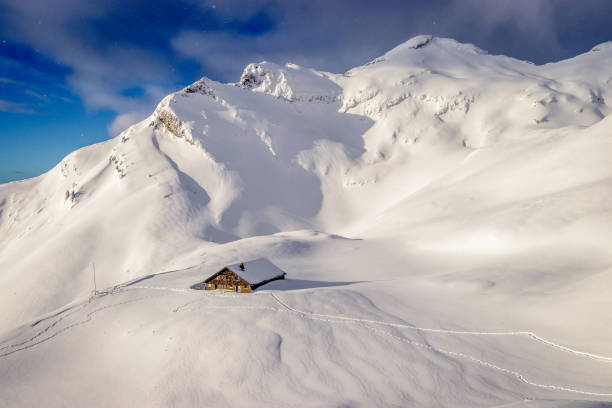istock Early morning sun breaking through over a fantastic mountain 899206422