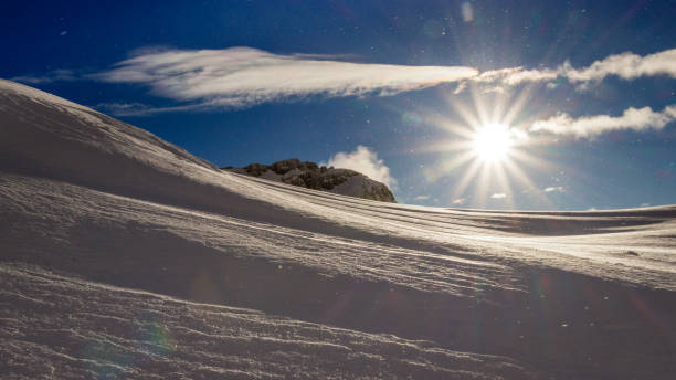 die sonne in den schweizer alpen nach einem schneesturm zu durchbrechen. - monch sun snow european alps stock-fotos und bilder