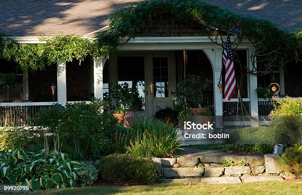 Piękny Ganek - zdjęcia stockowe i więcej obrazów Amerykańska flaga - Amerykańska flaga, Dom - Budowla mieszkaniowa, Bez ludzi