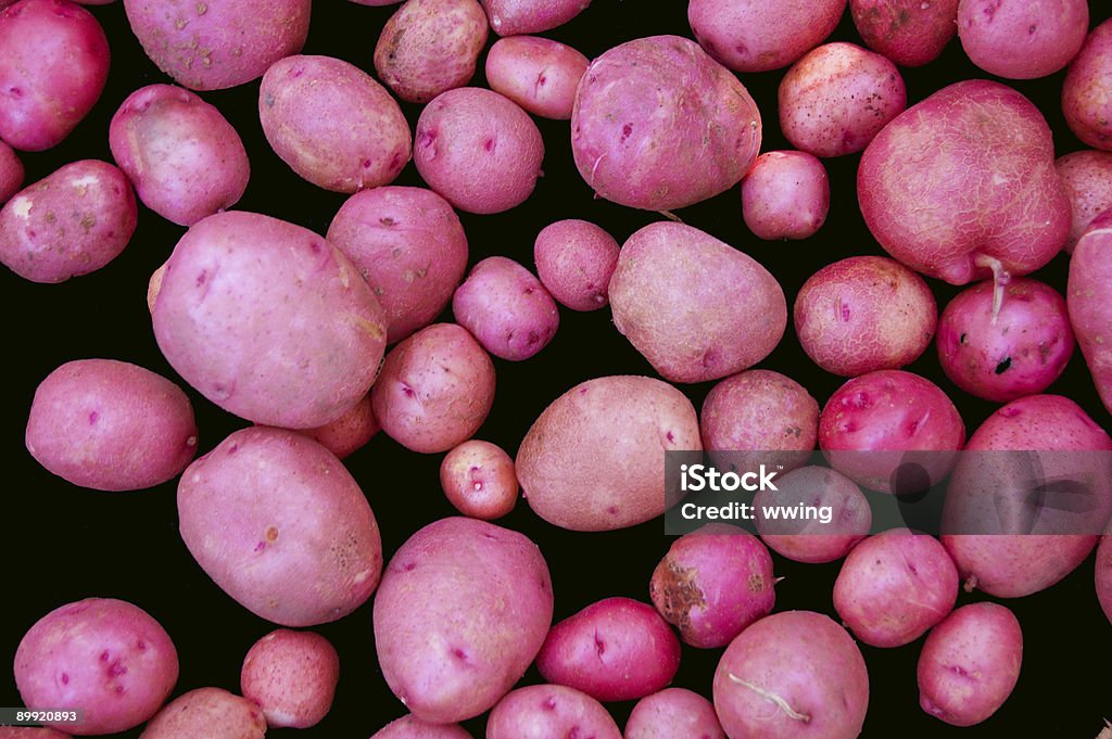 Patatas rojo sobre negro - Foto de stock de Alimento libre de derechos