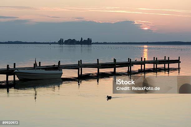 Barco En El Embarcadero Del Lago Con Nubes Al Atardecer Foto de stock y más banco de imágenes de Agua