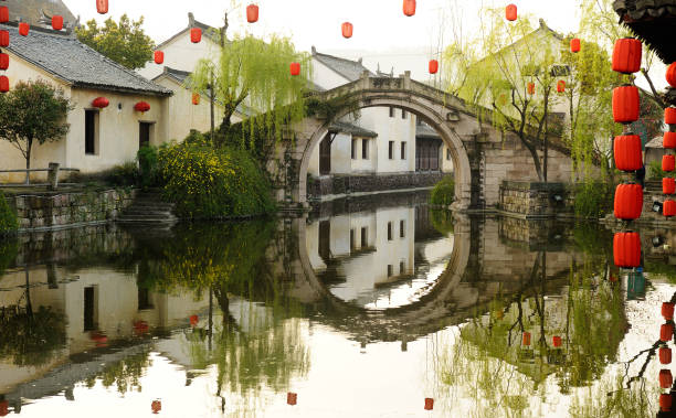 중국에서 오래 된 전통 물 마 - arch bridge canal famous place chinese spring festival 뉴스 사진 이미지