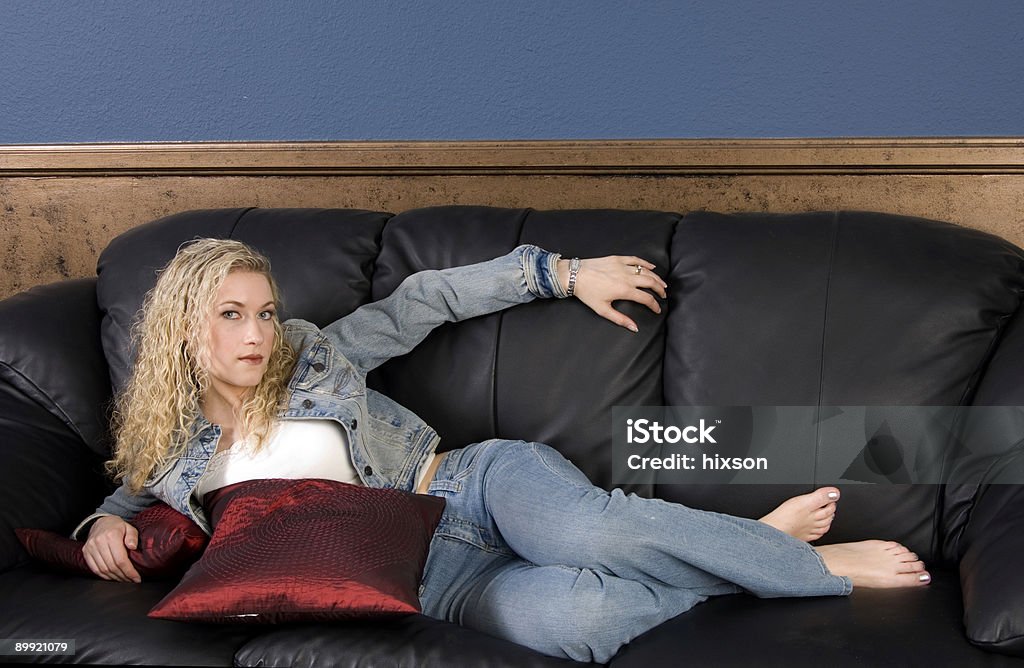 Auf der Couch - Lizenzfrei Attraktive Frau Stock-Foto