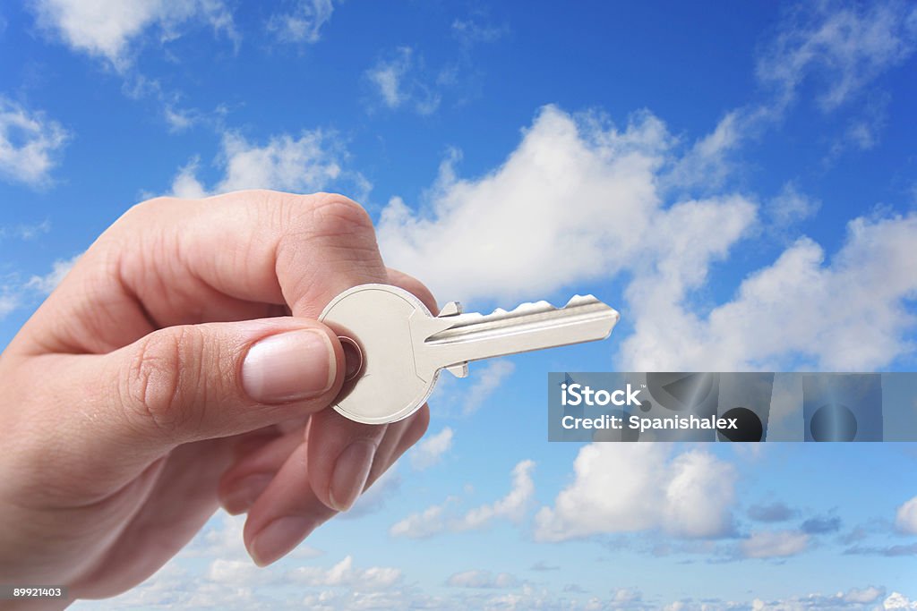 Mão chave e céu - Foto de stock de Chave da Casa royalty-free