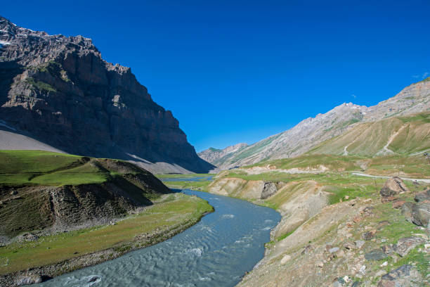 valle del fiume dras vicino a zojila sull'autostrada srinagar-leh, ladakh - kargil foto e immagini stock