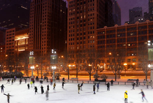 schöne verschneite heiligabend in chicago. - michigan avenue stock-fotos und bilder