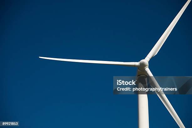 La Turbina De Viento Foto de stock y más banco de imágenes de Acción por el clima - Acción por el clima, Aerogenerador, Azul