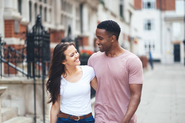 uomo di colore e donna caucasica che rende londra ancora più diversificata - couple black american culture kissing foto e immagini stock