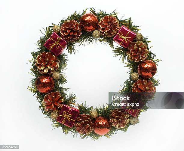 Foto de Coroa De Natal e mais fotos de stock de Bola de Árvore de Natal - Bola de Árvore de Natal, Comemoração - Conceito, Coroa de flores - Arranjo de Flores