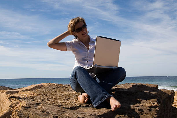 menina com laptop - wireles - fotografias e filmes do acervo