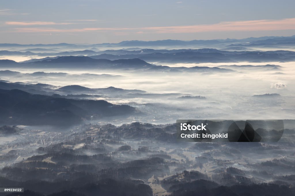 Phong Cảnh Được Bao Phủ Trong Sương Mù Mỏng Và Sương Mù Hình ảnh Sẵn có -  Tải xuống Hình ảnh Ngay bây giờ - iStock