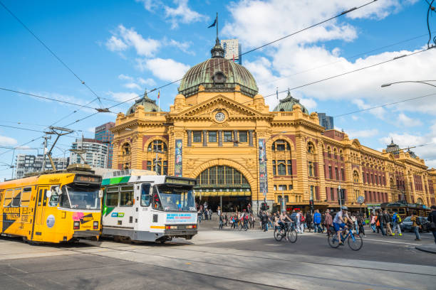 флиндерс-стрит станции знаковых ориентир мельбурне, австралия. - melbourne cityscape clear sky day стоковые фото и изображения