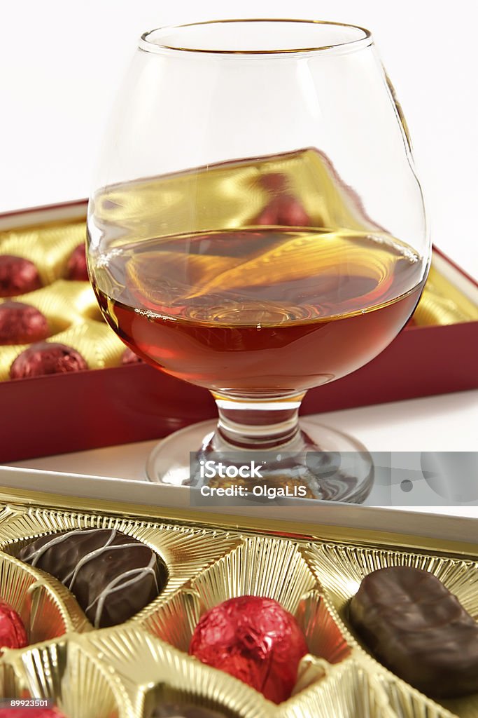 Glas mit cognac und Süßigkeiten Spirituosen - Lizenzfrei Alkoholisches Getränk Stock-Foto