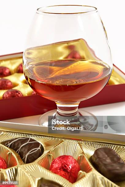 Glas Mit Cognac Und Süßigkeiten Spirituosen Stockfoto und mehr Bilder von Alkoholisches Getränk - Alkoholisches Getränk, Beige, Bildhintergrund