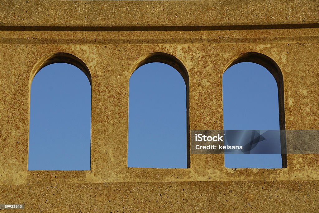 Archi contro il cielo blu - Foto stock royalty-free di Angolo - Forma