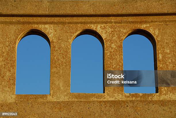 Archi Contro Il Cielo Blu - Fotografie stock e altre immagini di Angolo - Forma - Angolo - Forma, Architettura, Arco - Architettura