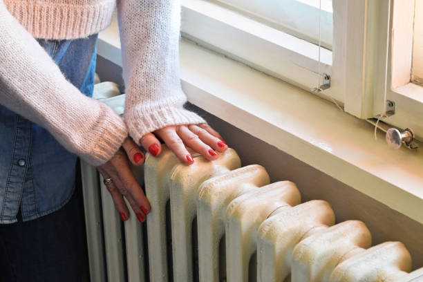 tempo de inverno em uma sala aquecida central quente - heating element - fotografias e filmes do acervo