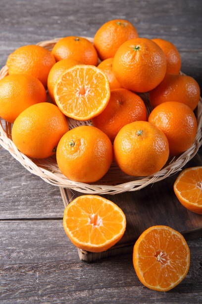 tangerine de fruits - healthy eating nature studio shot vertical photos et images de collection