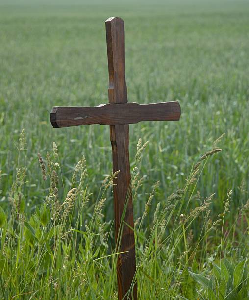 simple cruz de madera - memorial roadside cross cross shape fotografías e imágenes de stock