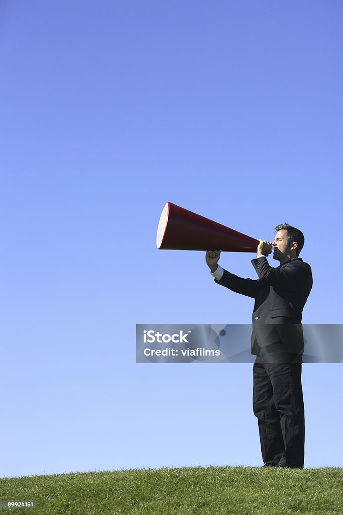 Uomo d'affari con un megafono - Foto stock royalty-free di 30-34 anni