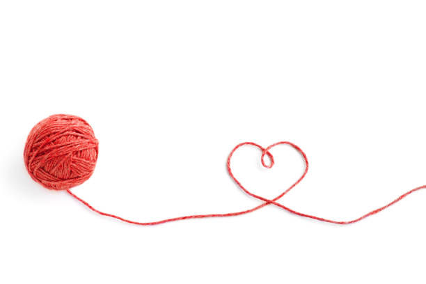 palla di lana e filo a forma di cuore isolato su sfondo bianco - wool thread red string foto e immagini stock