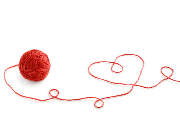 羊毛ボール、白い背景で隔離の心という形でスレッド - nobody wool multi colored love ストックフォトと画像