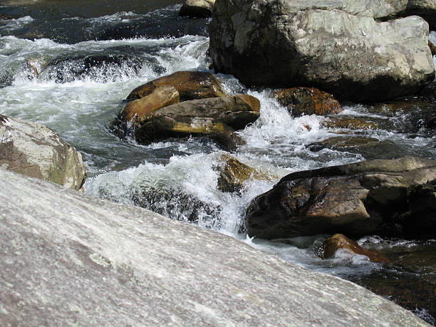 река линвилл - north carolina mountain river autumn стоковые фото и изображения