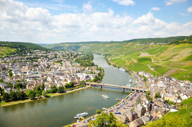 Moselle Valley Germany: View from Landshut Castle to the old town Bernkastel-Kues with vineyards and river Mosel in summer, Germany Europe Moselle Valley Germany: View from Landshut Castle to the old town Bernkastel-Kues with vineyards and river Mosel in summer, Germany Europe mainz stock pictures, royalty-free photos & images