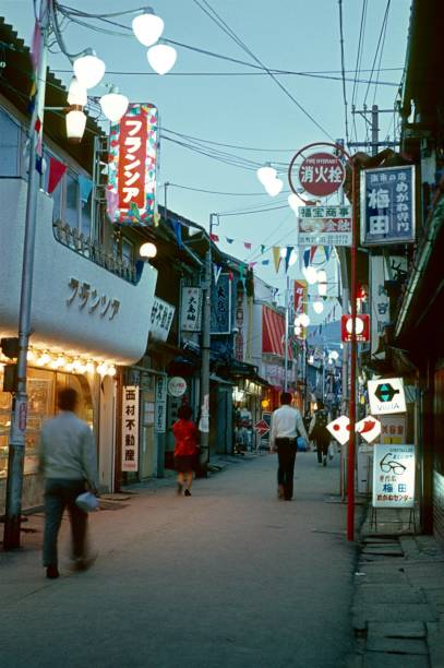 scena uliczna w nagasaki - commercial sign street light illuminated lighting equipment zdjęcia i obrazy z banku zdjęć