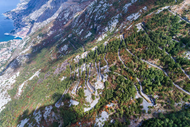 vista aérea na estrada velha serpentina no parque nacional montenegrino, lovcen - lovcen - fotografias e filmes do acervo