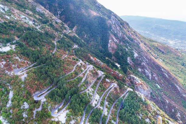 vista aérea na estrada velha serpentina no parque nacional montenegrino, lovcen - lovcen - fotografias e filmes do acervo