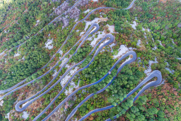 blick auf die alte serpentinenstraße im montenegrinischen nationalpark lovcen - lovcen stock-fotos und bilder