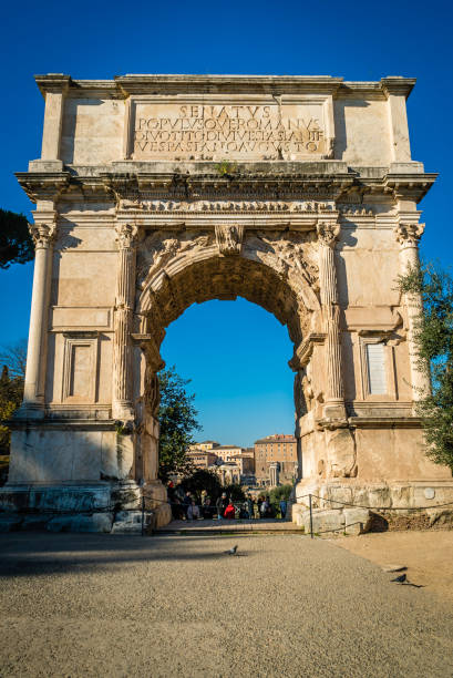 arch of titus in rome - arch of titus imagens e fotografias de stock