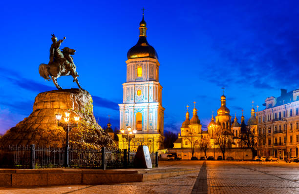 博赫丹赫梅利尼茨基博赫丹赫梅利尼茨基紀念碑在 st. 大教堂廣場, 基輔, 烏克蘭 - 廣場 圖片 個照片及圖片檔