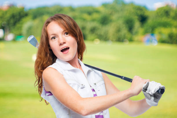 골프 코스의 배경에서 지팡이로 놀된 골프 카트 - golf women surprise playing 뉴스 사진 이미지