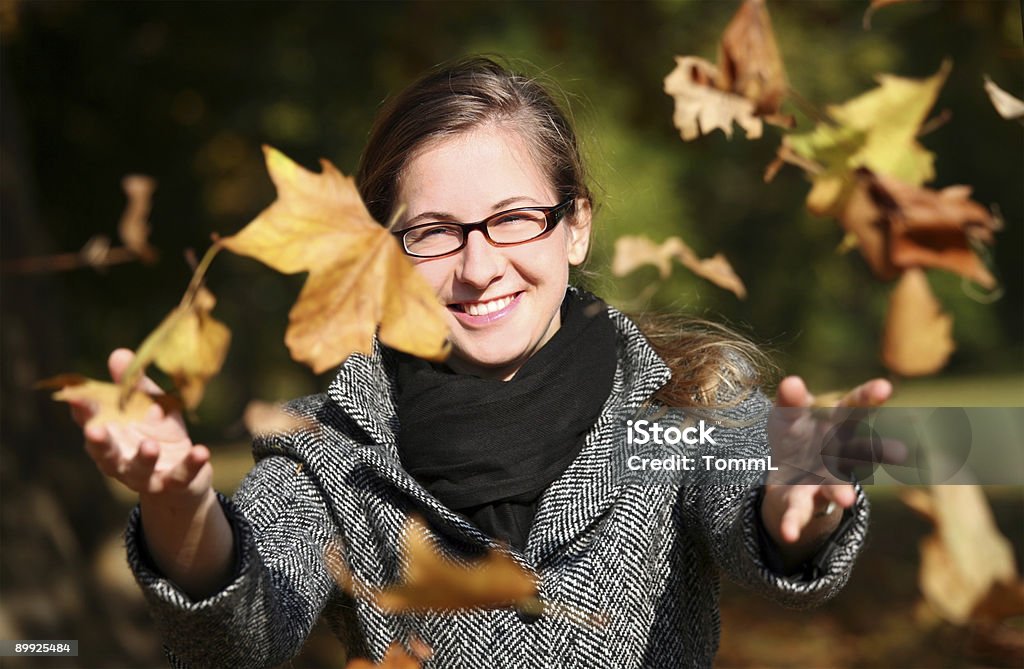 Mulher brincando com folhas - Foto de stock de Adolescente royalty-free