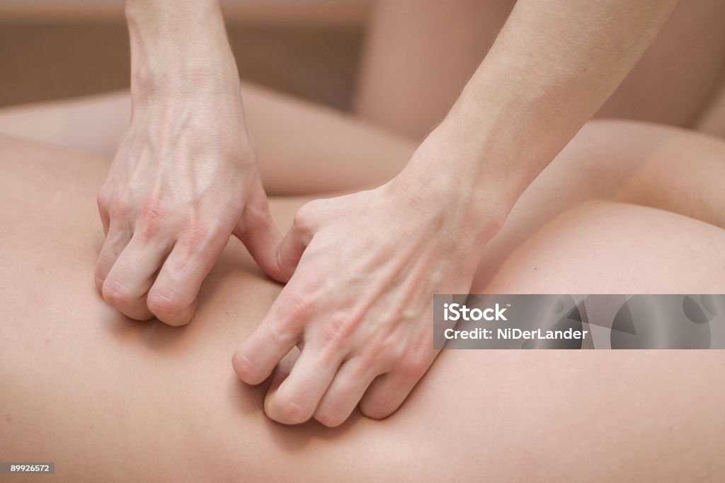 Massaggio del corpo - Foto stock royalty-free di Accudire