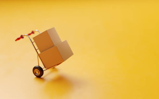 skrzynki z kartami na wózku podręcznym na żółtym tle - packaging freight transportation box moving office zdjęcia i obrazy z banku zdjęć