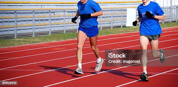 Corredores En La Pista De Atletismo Foto de stock y más banco de imágenes de Actividades recreativas - Actividades recreativas, Adulto, Aerobismo