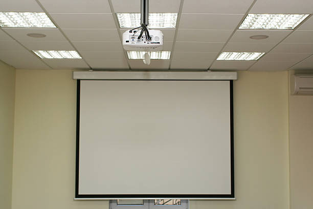 Écran de Projection de la salle de conférence avec projecteur - Photo