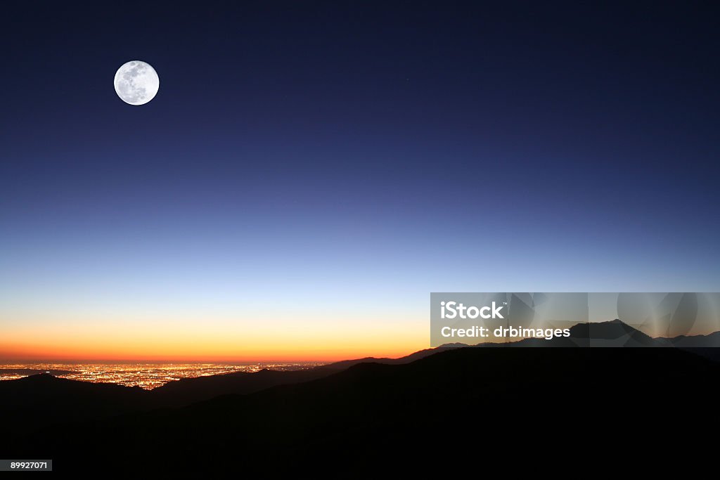 rising moon на горы - Стоковые фото Полная Луна роялти-фри