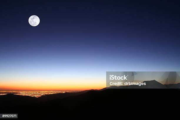 Rising Moon На Горы — стоковые фотографии и другие картинки Полная Луна - Полная Луна, Время, Лето