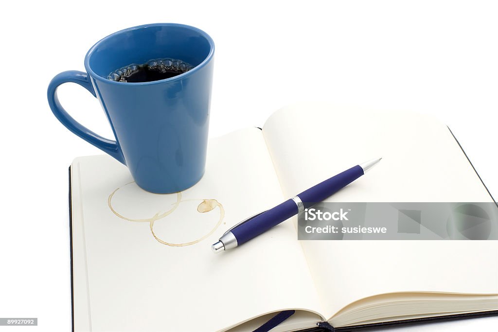 Кофе кружку на ноутбук - Стоковые фото Запачканный роялти-фри