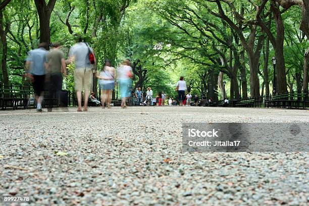 Literary Walk A Central Park A New York City - Fotografie stock e altre immagini di Ambientazione esterna - Ambientazione esterna, Central Park - Manhattan, Folla