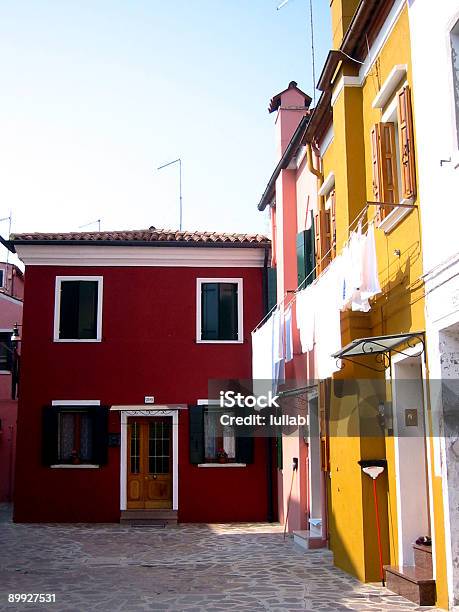 Venezia Case Colorate Sopra Lisola Di Burano Italia - Fotografie stock e altre immagini di Acqua