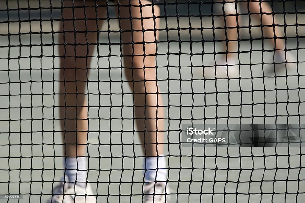 Graczy nogi za Siatka do tenisa - Zbiór zdjęć royalty-free (Aktywność sportowa)